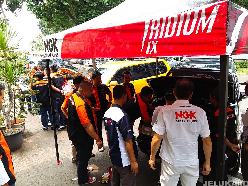 NGK Busi Ajak Dua Komunitas Pecinta Toyota Kijang Sambangi Kantornya