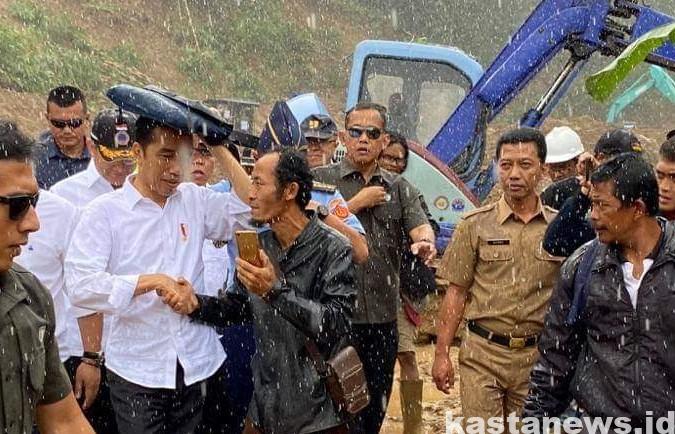 Presiden Jokowi Diterpa Hujan Deras saat Tinjau Longsor