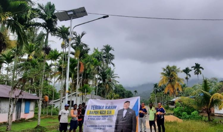 Rico Sia Realisasikan 350 PJUTS di Seluruh Pelosok Papua Barat