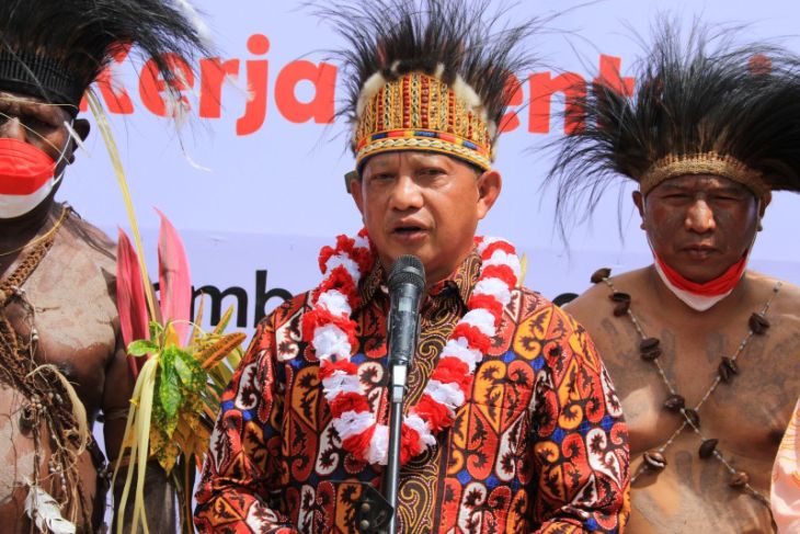 Pemukulan Tifa, Tito Resmikan Tiga Provinsi Baru di Papua
