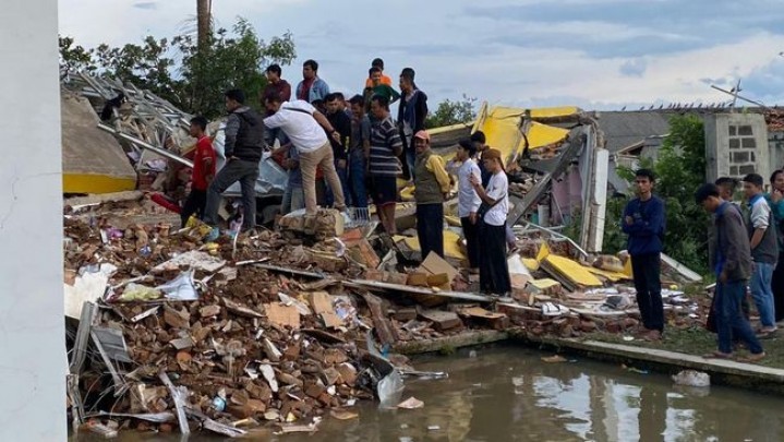 Muhadjir Janji Jalan Terputus Longsor di Cianjur Segera Diperbaiki