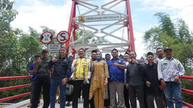 Sri Wahyuni Resmikan Jembatan Gantung Cokromenggalan Ponorogo
