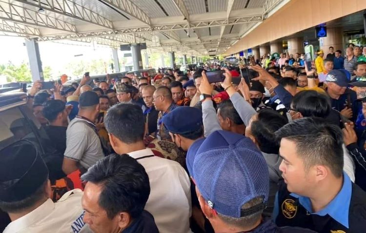 Anies Disambut Ribuan Warga di Bandara Supadio Pontianak