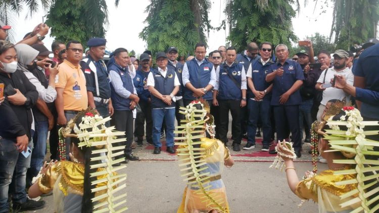 Anies Disambut Parade Budaya di Kalsel