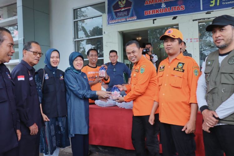 Hasnah Syam Bawa Langsung Bantuan untuk Dapur Umum Banjir Barru