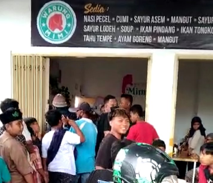 Ratusan Porsi Makanan Habis Diserbu Warga di Warung Mimi Sidoarjo