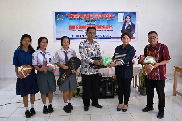 Eva Rataba Serahkan Bantuan Peralatan Olahraga ke SMKN 5 Toraja Utara