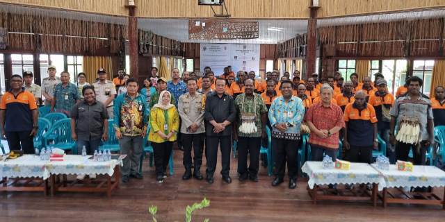 Sulaeman Bantu Mesin Kapal Penangkap Ikan di Kabupaten Asmat