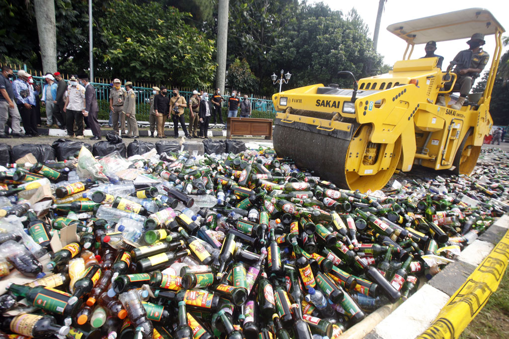 Polres Jakbar Musnahkan 14.039 Botol Miras Ilegal