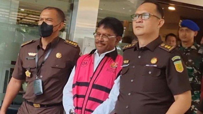 Jadi Tersangka Korupsi, Johnny Keluar dari Gedung Jampidsus Gunakan Rompi Pink