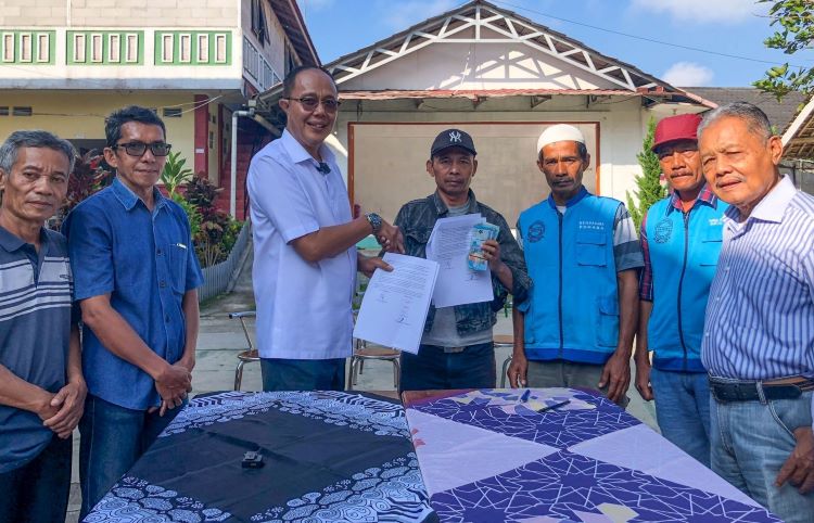 Implementasi Menata Kebaikan Ayep Zaki Bantu Modal Pedagang Asongan Sukabumi