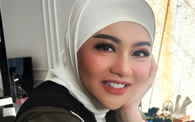 Jenita Janet Akui Dapat Ketenangan Batin Setelah Pakai Hijab