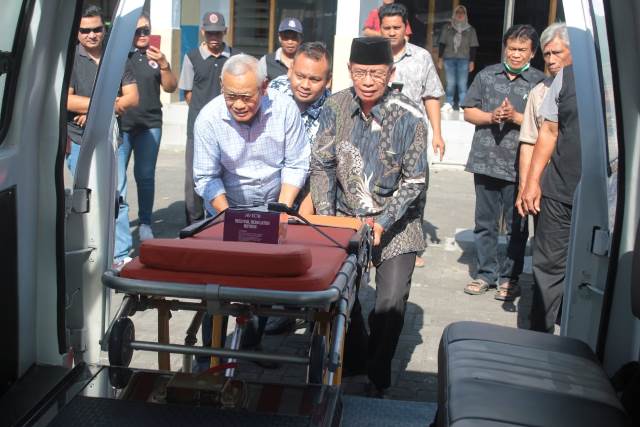 Mbah Bardi Serahkan Bantuan Ambulans untuk Warga Margodadi