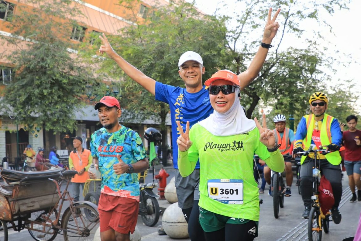 Ganjar dan Atikoh Selesaikan Lari 10 kilometer di Jawa Tengah