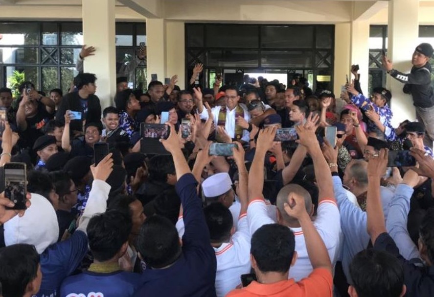 Anies Tiba di Makassar Kader NasDem se-Sulsel Penuhi Bandara 