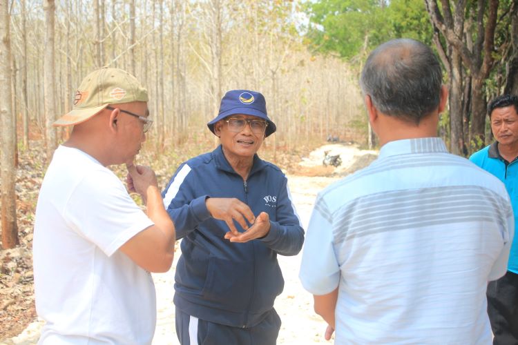 Mbah Bardi Babat Alas Bangun Akses Penghubung antar Dusun