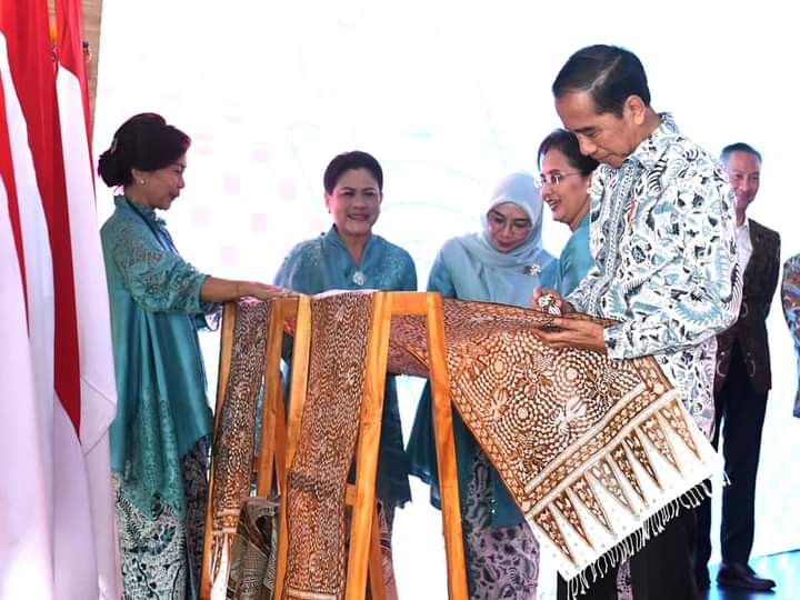 Peringati Hari Batik Nasional, Jokowi Disambut Antusias Tamu Undangan