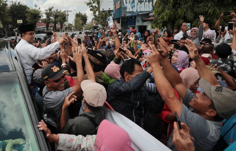 Anies Dicegat Ratusan Simpatisan dan Spanduk Diponegoro