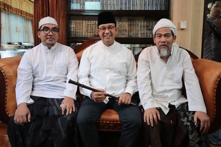 Ke Pesantren Al Anwar Anies dapat Tongkat Komando dan Wejangan