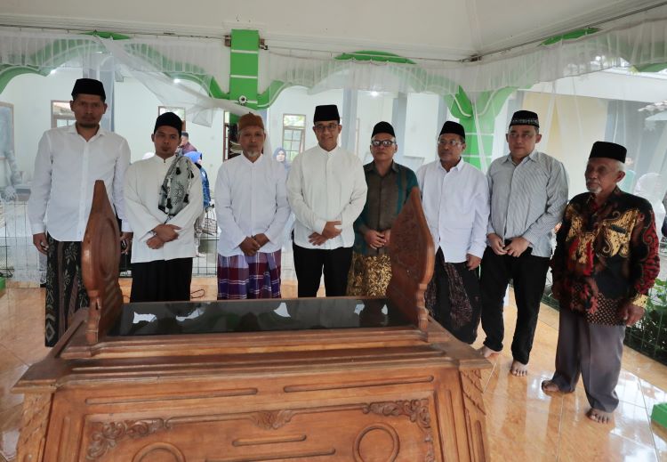 Anies Ziarah ke Makam Guru Spiritual Gus Dur