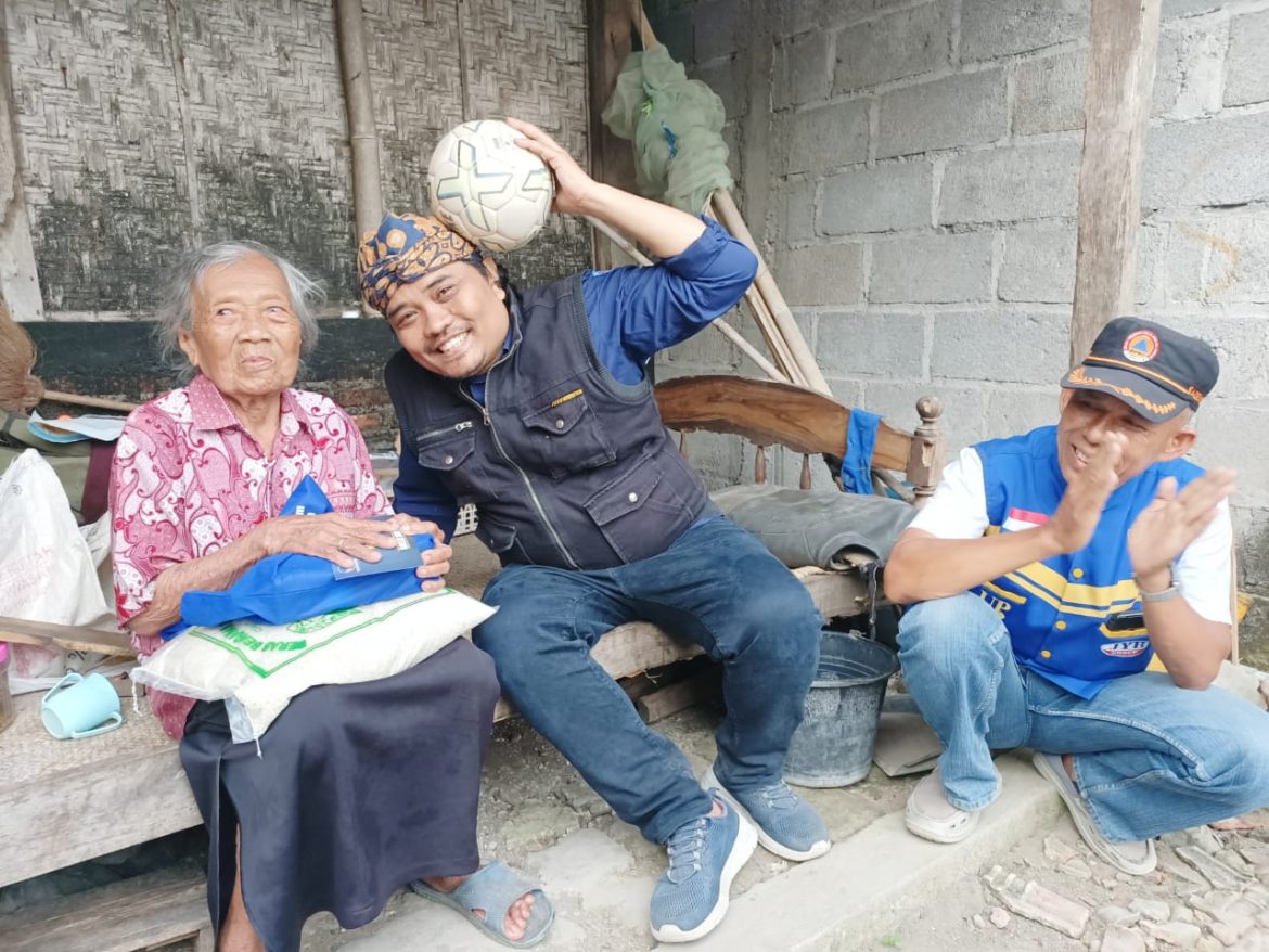 Nurhadi Bareng Laskar Panji Peduli Rutin Bantu Lansia