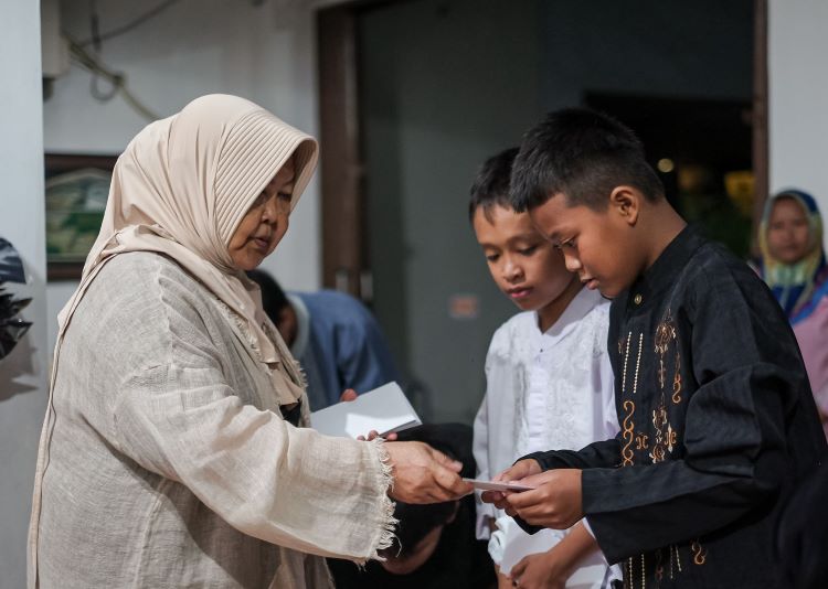 Mbah Bardi Rutin Santuni Anak Yatim 