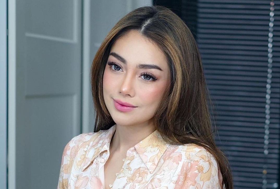 Diisukan Dekat dengan Jaksa Agung dan Terseret Kasus Tambang, Celine Evangelista Pamer di dalam Pesawat