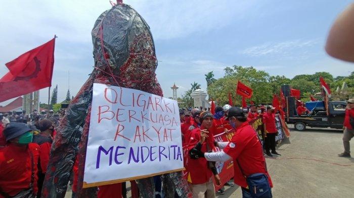 Bawa Jagung Dikupas Separuh, Mahasiswa Demo Lawan Oligarki Kekuasaan