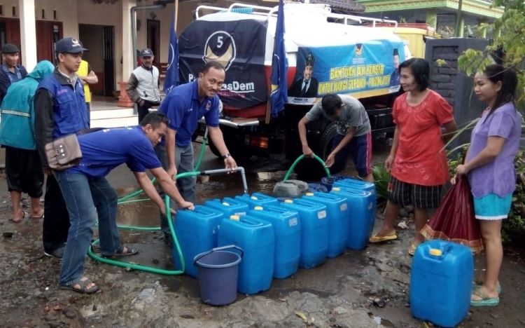 Warga Dilanda Kekeringan, Nurhadi Distribusikan Air Bersih  