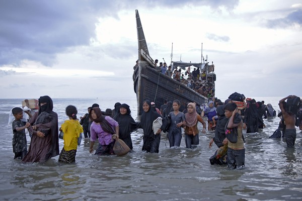 Jokowi Tampung Pengungsi Rohingya yang Terus Bertambah