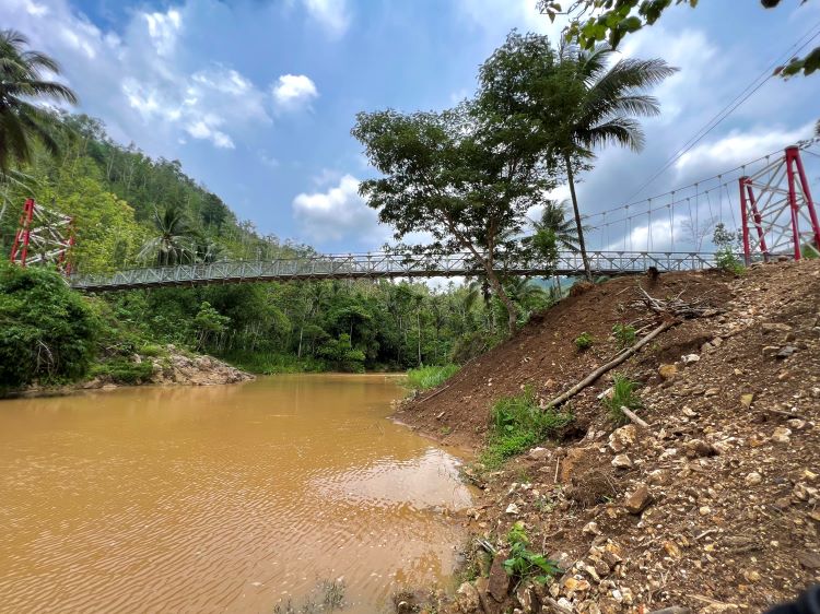 Sri Wahyuni Sambungkan Dua Desa Terisolir dengan Jembatan Gantung