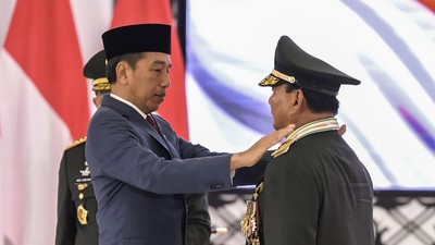 Pengamat Tanggapi Pemberian Kenaikan Pangkat Jokowi ke Prabowo