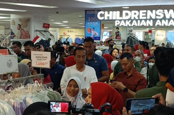 Jokowi Ajak Anak-anak Panti Asuhan untuk Beli Baju Lebaran di Mal Plaza Atrium