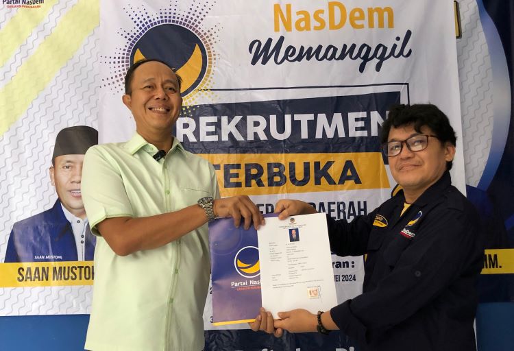 Ayep Zaki Serahkan Formulir Cakada ke NasDem Kota Sukabumi