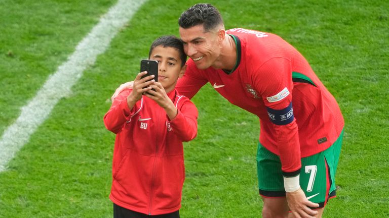 YouTube dan TikTok Takut Ronaldo Jadi Beban Keuangan