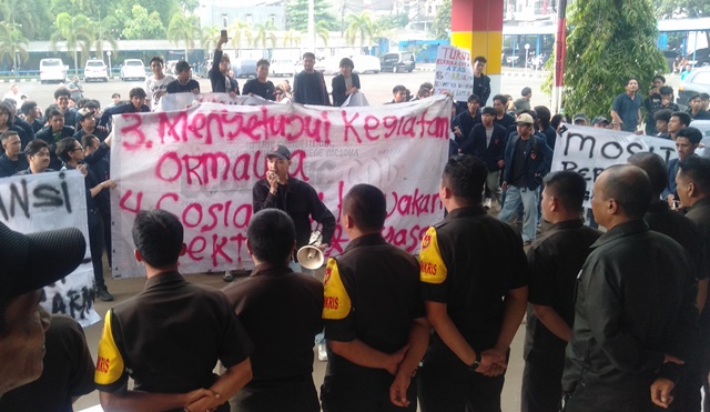 Demo Bakal Lebih Besar, Mahasiswa Unkris Suarakan Berbagai Pernyataan ke Gayus Lumbuun