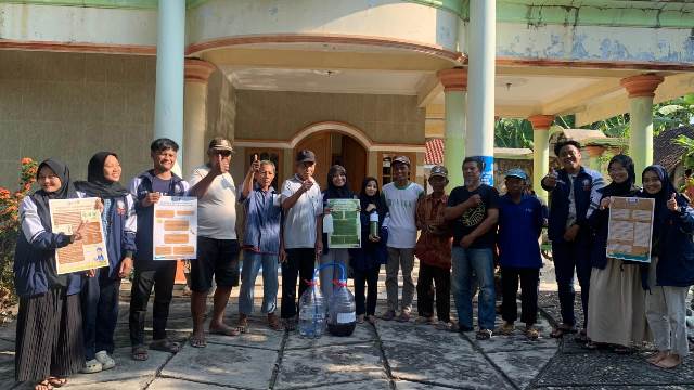 Mahasiswa KKN UNDIP Lakukan Pelatihan Pembuatan Pupuk Organik Cair Manfaatkan Limbah Air Kelapa