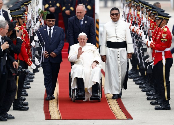 Darius Sinathrya: Welcome to Indonesia, Pope