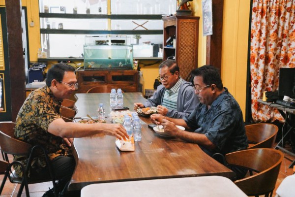 Pramono dan Ahok Sarapan di Warung Garasi Si Doel