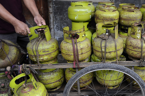 Bahlil Jelaskan terkait Kebijakan LPG 3 Kg Tak Lagi Disalurkan ke Pengecer