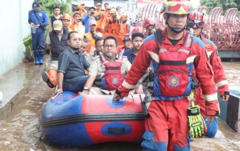 Bang Doel Tanggapi Kritikan Kala Tinjau Banjir dengan Naik Perahu Karet