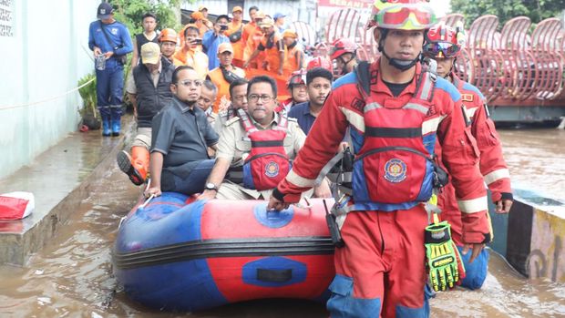 Bang Doel Tanggapi Kritikan Kala Tinjau Banjir dengan Naik Perahu Karet