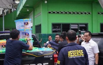 Posko Banjir di Masjid Al Hawi Dapat Bantuan Peralatan Kebersihan