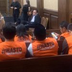 Pengunjung Sidang Kompak Gunakan Rompi Oranye "Hasto Tahanan Politik"