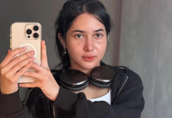 Dilan Bicara soal Agama dan Konsisten Salat Lima Waktu