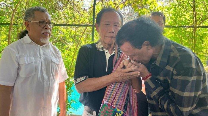 Hercules Minta Maaf dan Cium Tangan Mantan Kepala BIN