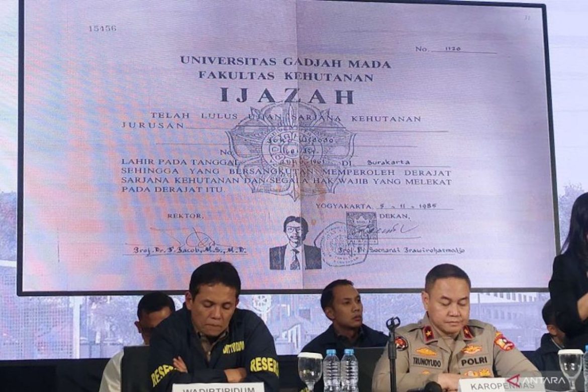 Jokowi Tanggapi Bukti Bahwa Ijazahnya Asli