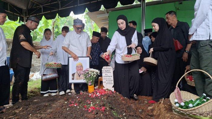 Kartika Doakan Mona Ratuliu Ikhlas dengan Kepergian Sang Ayah