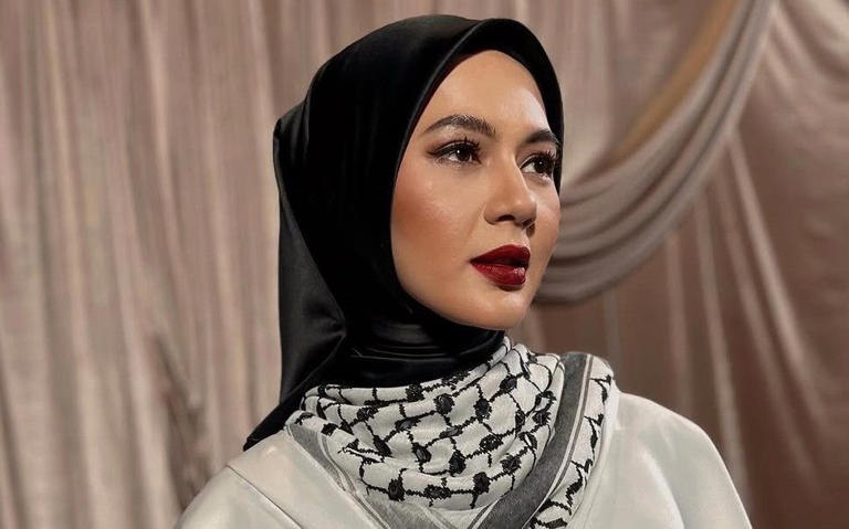 Paula Perkenalkan Koleksi Busana Hasil Rancangan Sendiri