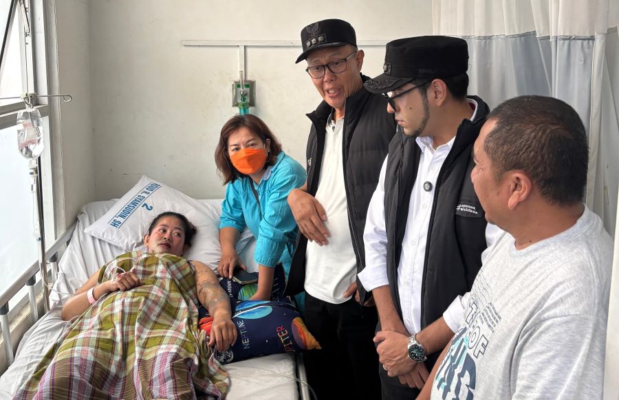 Ayep Zaki Wali Kota Sukabumi Jenguk Korban Penyiraman Air Keras di Baros